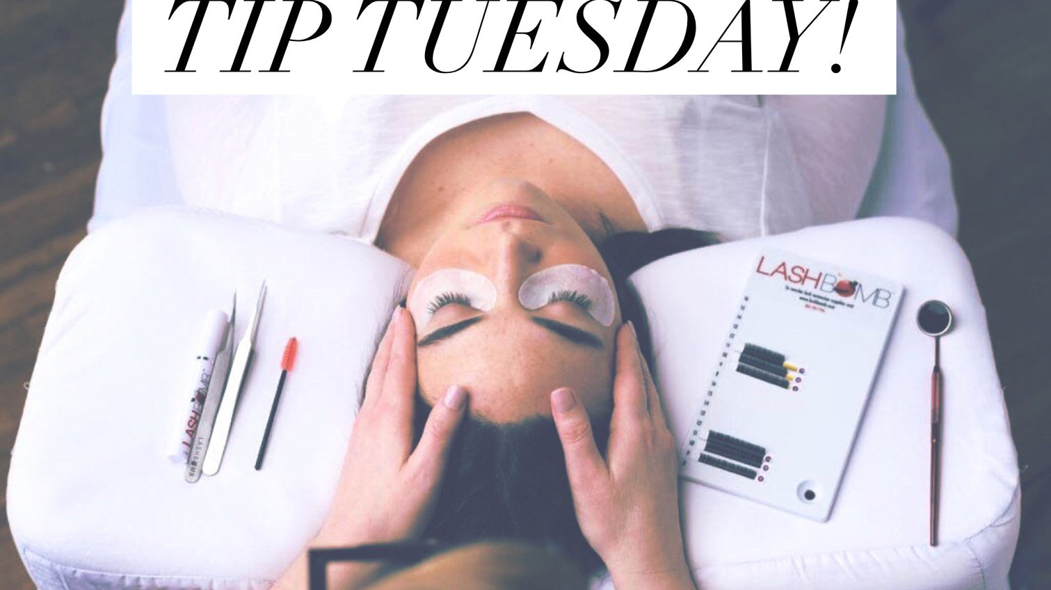 woman getting eyelash extensions
